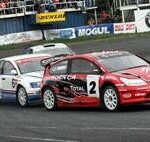 två rallybilar på en bana (AI text)