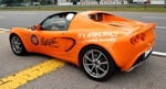 En Lotus Evora kör längs en väg. (AI text)