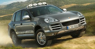 En Porsche Cayenne körande längs en grusväg. (AI text)