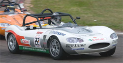 Bilar i ett race på en bana (AI text)