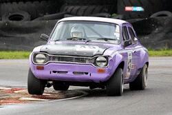 En lila Ford Escort kör på en racebana. (AI text)