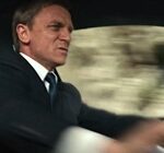 En man kör en bil. (AI text)