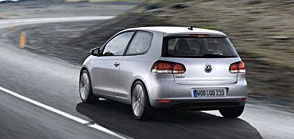 En Volkswagen Polo kör ner en väg. (AI text)