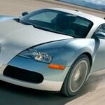 En Bugatti Veyron kör på en ökenväg. (AI text)