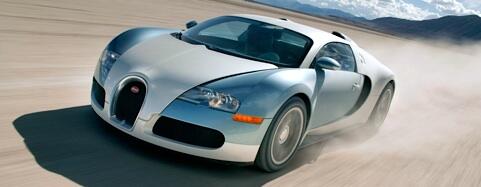 En Bugatti Veyron kör på en ökenväg. (AI text)