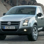 En Volkswagen lastbil parkerad i öknen. (AI text)