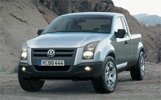 En Volkswagen lastbil parkerad i öknen. (AI text)