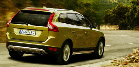 En Volvo XC90 SUV kör nerför en bergsväg. (AI text)