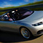 En bil kör nerför en väg. (AI text)