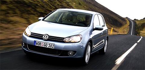 En Volkswagen Golf kör längs en väg. (AI text)