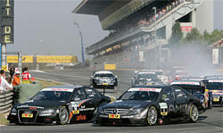 En racebil kör nerför banan. (AI text)