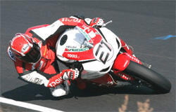 en förare på en motorcykel på en bana (AI text)