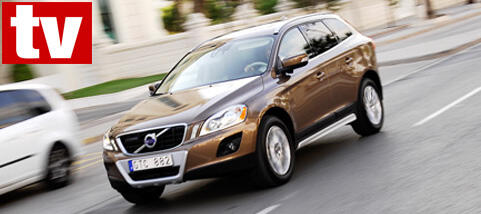 En Volvo XC90 SUV kör ned gatan. (AI text)