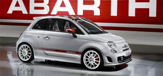 En Fiat Abarth GT parkerad framför en skylt. (AI text)