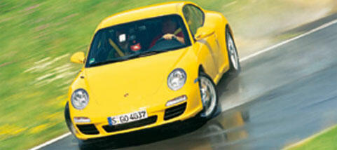 En gul Porsche 911 GTS kör på en våt väg. (AI text)