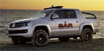 En Volkswagen Amarok parkerad vid strandkanten. (AI text)