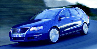En Volkswagen Passat kör nedför en väg. (AI text)
