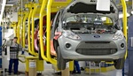 En Ford Fiesta sätts ihop i en fabrik. (AI text)