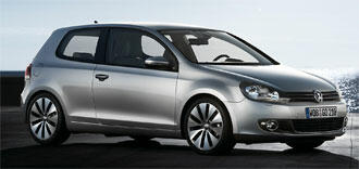 En silver Volkswagen Golf parkerad vid en gata. (AI text)