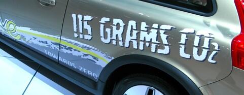 En bil med ett logotillverkare på den (AI text)