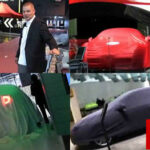 En man står bredvid en bil som är täckt av en plastfilmbädd. (AI text)