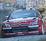 En rallybil kör nerför en backe. (AI text)