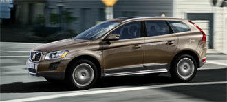 En Volvo XC90 SUV kör nedför en stadsgata. (AI text)