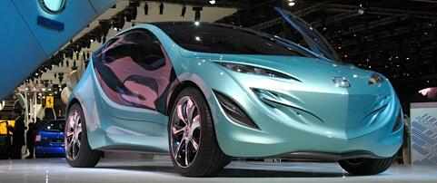 En framtidens bil visas upp på en bilmesse. (AI text)