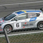 En racerbil kör på en bana. (AI text)