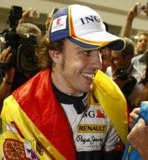 En racerförare och en mekaniker skakar hand efter racet. (AI text)