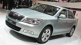 En silverfärgad bil står parkerad på en parkeringsplats. (AI text)