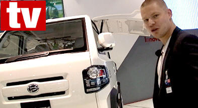 En man i kostym står bredvid en Suzuki Nissan. (AI text)