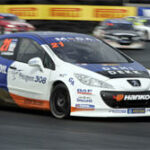 En racebil tävlar på en bana. (AI text)