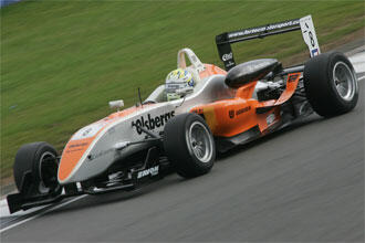 en racebil kör på en bana (AI text)