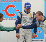 Personer skakar hand på podiet efter att ha vunnit ryska GP. (AI text)