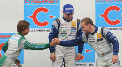 Personer skakar hand på podiet efter att ha vunnit ryska GP. (AI text)