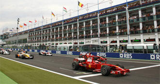 En racerbil kör nedför en bana. (AI text)