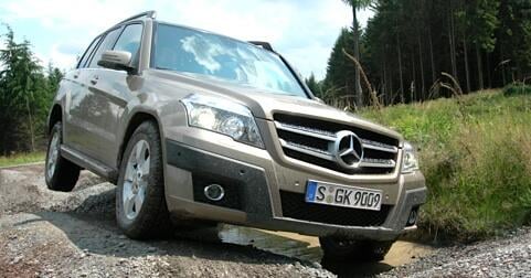 En Mercedes GLK-klass SUV kör på en grusväg. (AI text)