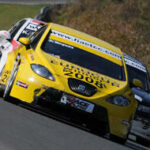 En gul racerbil kör nedför en bana. (AI text)