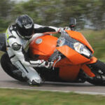 En motorcykelförare på en väg (AI text)