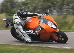 En motorcykelförare på en väg (AI text)