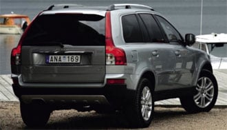 En Volvo XC90-SUV parkerad på en kaj. (AI text)