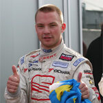 En racerförare och en mekaniker poserar för en bild. (AI text)