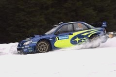 En rallybil kör genom snön. (AI text)