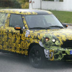 En smygfilmad bild av en Mini Cooper S. (AI text)