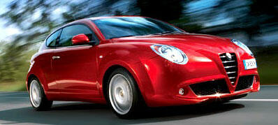 En röd Alfa Romeo kör nedför vägen. (AI text)