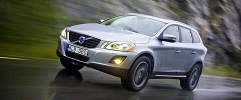 En Volvo XC90 SUV kör längs en väg. (AI text)