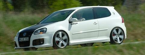 En vit Volkswagen Golf R kör nedför en landsväg. (AI text)