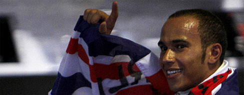 En racerförare viftar med sin brittiska flagga. (AI text)