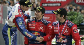 En rallylag skakar hand efter att ha vunnit rallyt. (AI text)